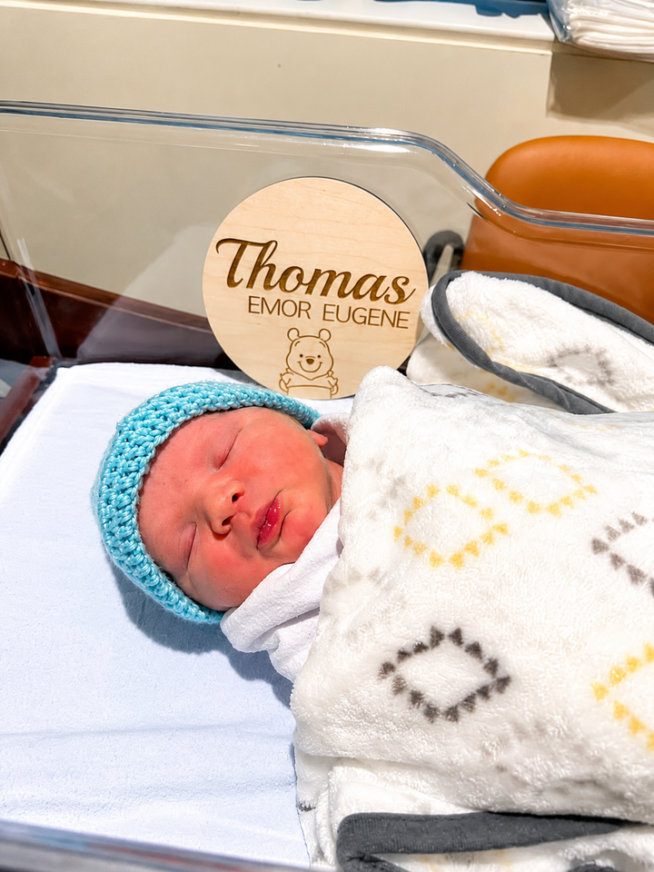 Natural birchwood baby announcement disc with unique grain