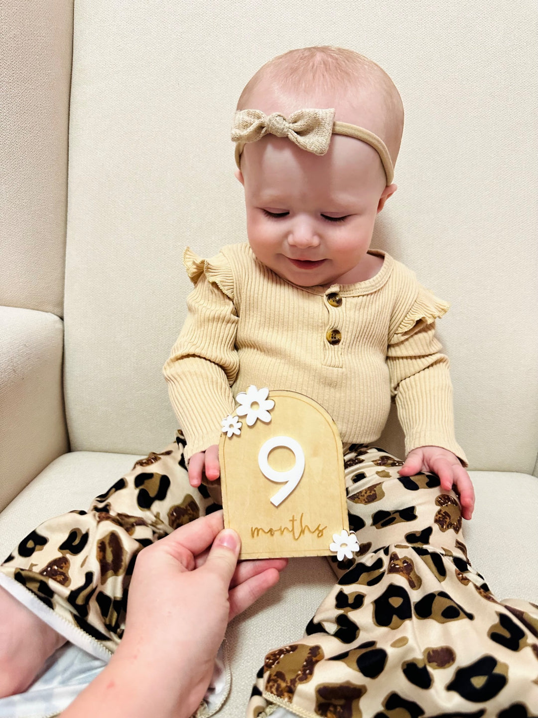 Natural wood grain baby monthly milestones set flowers